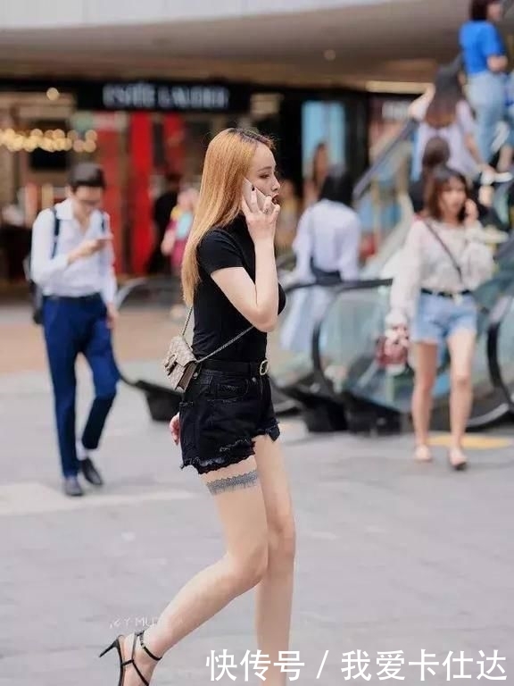  「身穿」街拍：妹妹小姐身穿浅绿色上衣，白色小裙子，别致优雅