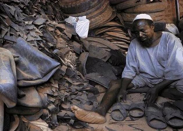 非洲人进口中国废旧轮胎，加工后大有用途，网友赞叹：真有头脑！