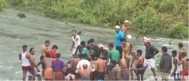 封存了５０年的水库泄洪后，却发生了这样的事，整个村的人都赶来