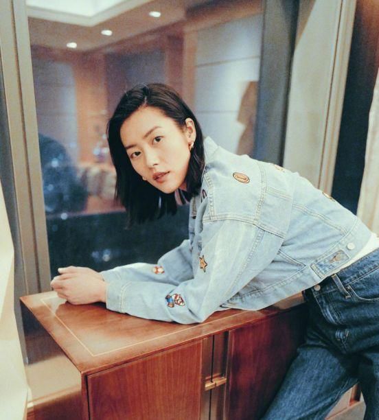  『卫衣搭配上精致』刘雯真不愧是超模，粉色马甲搭配黑色裤子