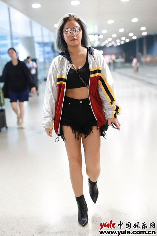 王菊演绎机场时尚 气质搭配国际范十足