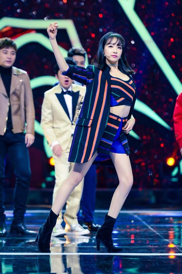 宋茜西装里面只穿了件内衣，却把裤子提到了胸，网友：太帅了！