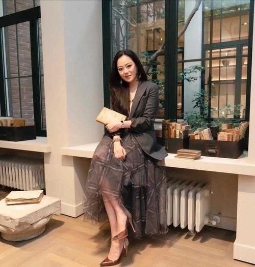  『气质』章小蕙56岁气质依然惊艳！穿黑色套装想低调，但豪门气质太强烈了