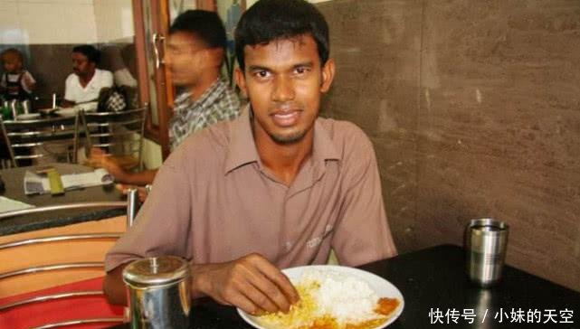 印度人到中国旅游, 点了一份蛋炒饭, 准备吃时老板却制止了他?