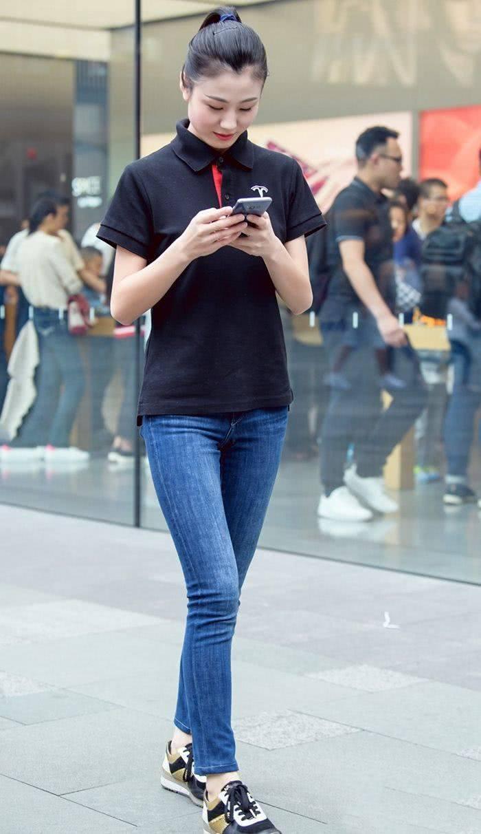 气质显瘦的牛仔裤, 修身却又不死板, 很有青春的朝气