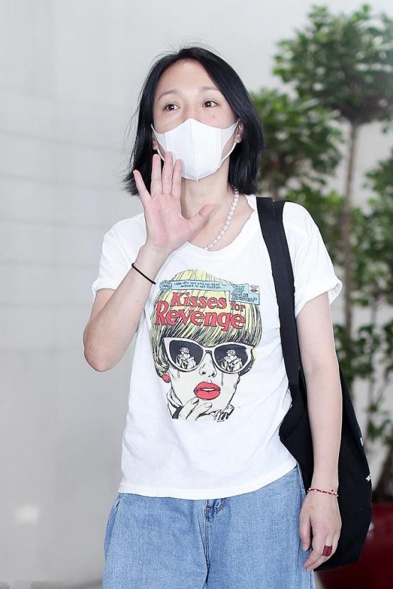 本以为43岁周迅的穿搭够随性了，但看到42岁马伊琍的，我沉默了！