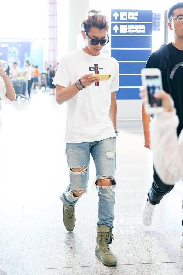 黄子韬现身机场，穿了破洞运动裤，快换换其它穿搭吧!
