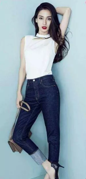 她也真是大胆,完美身材搭配包臀裙，美丽无处可藏！