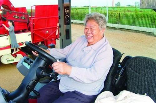  「北大荒」印在老款1元纸币上的女孩，41年后才知道，纸币上的人