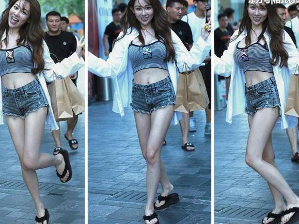 街拍：活泼可爱的小姐姐，穿毛边热裤还不断高抬美腿，显腿长？