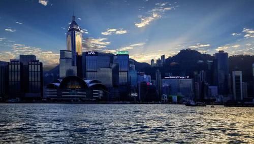 『城市』中国高楼层“最多”的四座城市,上海排第三,剩下的在哪?