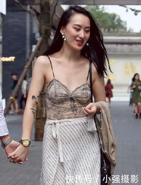 气质小姐姐吊带背心裹出迷人曲线，出门逛街到哪里都不会忘掉闺蜜