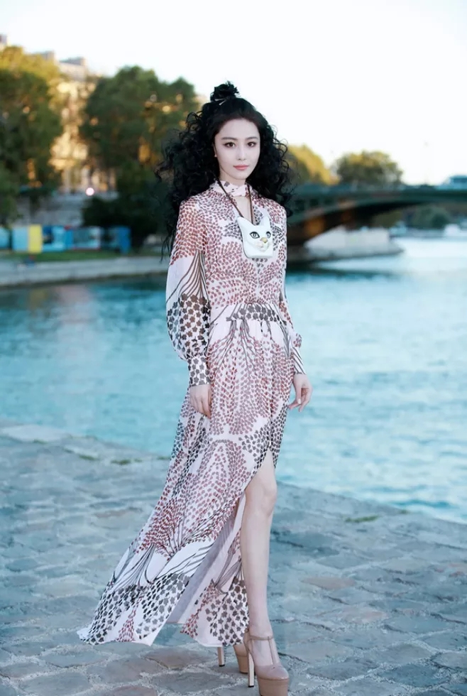 张馨予魅力不减！纯白T恤也能穿这么时尚，网友：都是半身裙给力