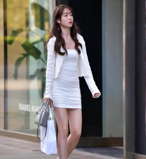 『美女』街拍:身材高挑的美女,一条白色连衣裙外搭白色开衫,时尚气质美