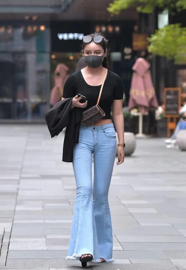  「奔四」裙子不“受宠”了，今夏流行牛仔裤，奔四的女人一样美美哒！