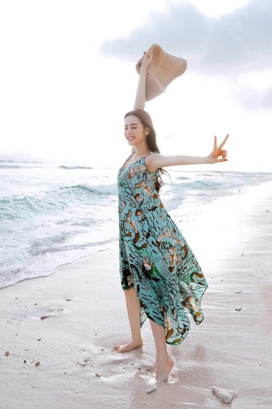 热巴最新海边照曝光，“花裙代言人”名不虚传，眼神里都是妩媚!