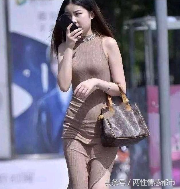 街拍：图四穿吊带小背心，“丰盈饱满”的身材，让人难以忘记！