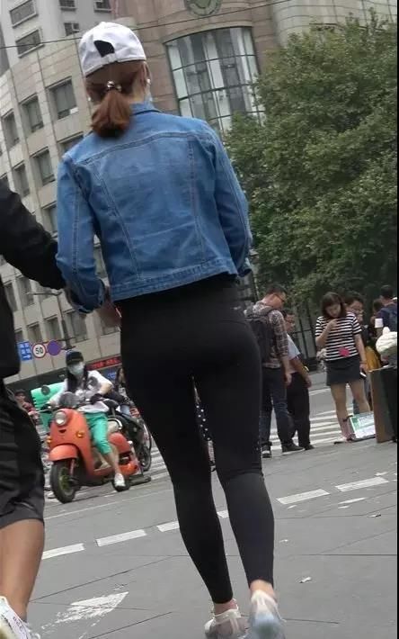 街拍：在街上逛街穿紧身裤的翘臀性感美女