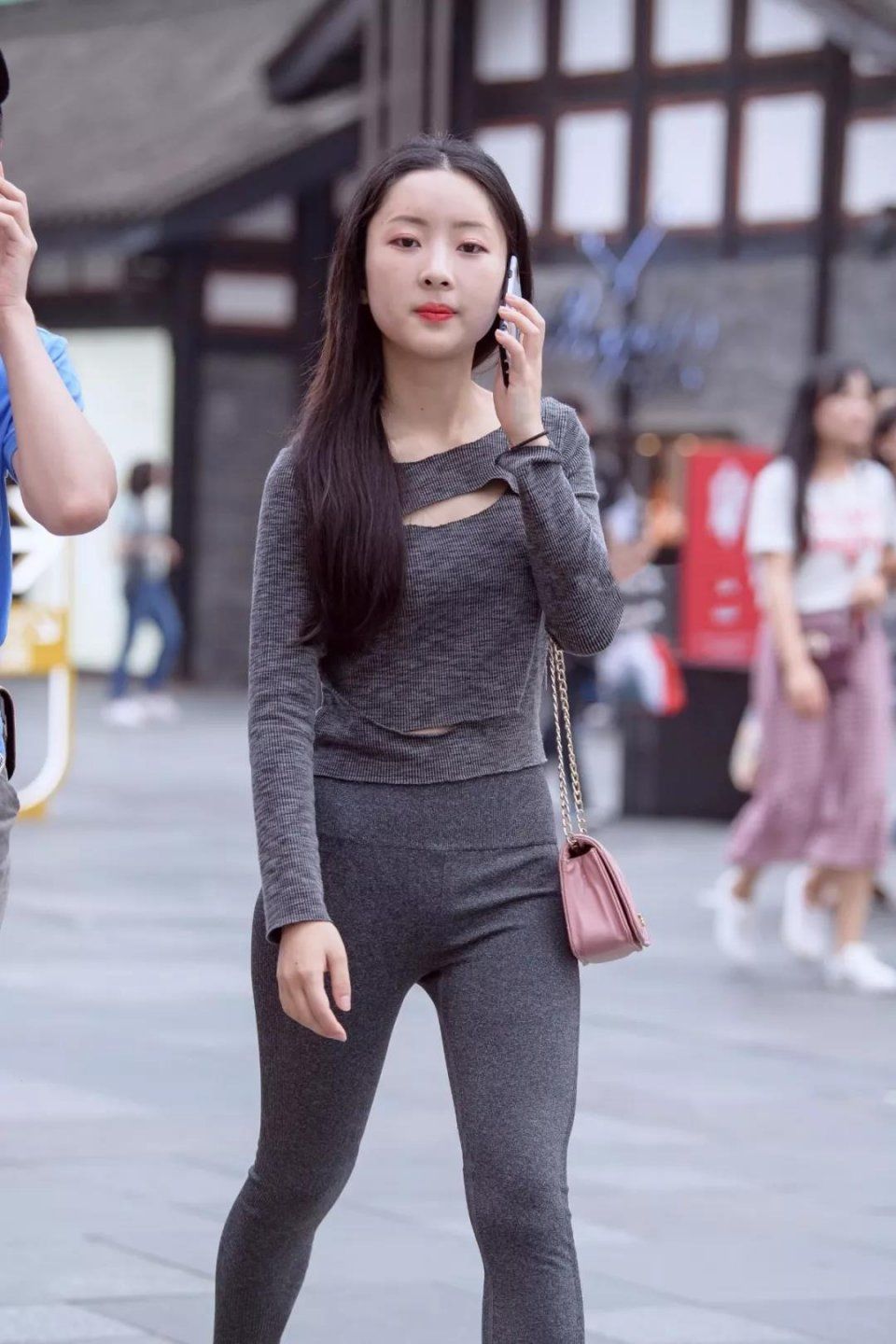 街拍：身姿小鸟依人，但身材也够出众，翘臀性感美女