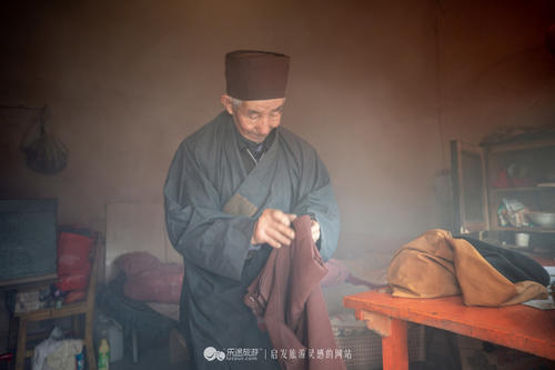 一座佛道共存的寺庙，几位饱经沧桑的信徒