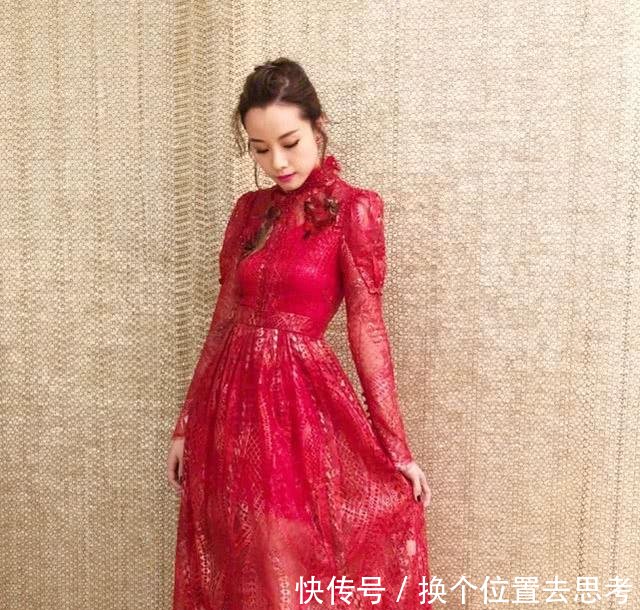 邓丽欣这裙子也太大了吧，这是在里面放了张桌子吗四缺三