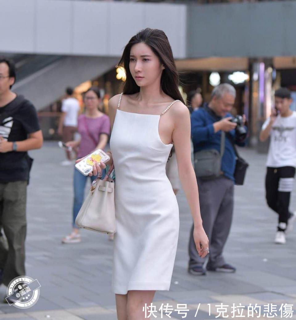 街拍 女神级小姐姐穿大露背连衣裙, 一转身杀伤力真的太大了!