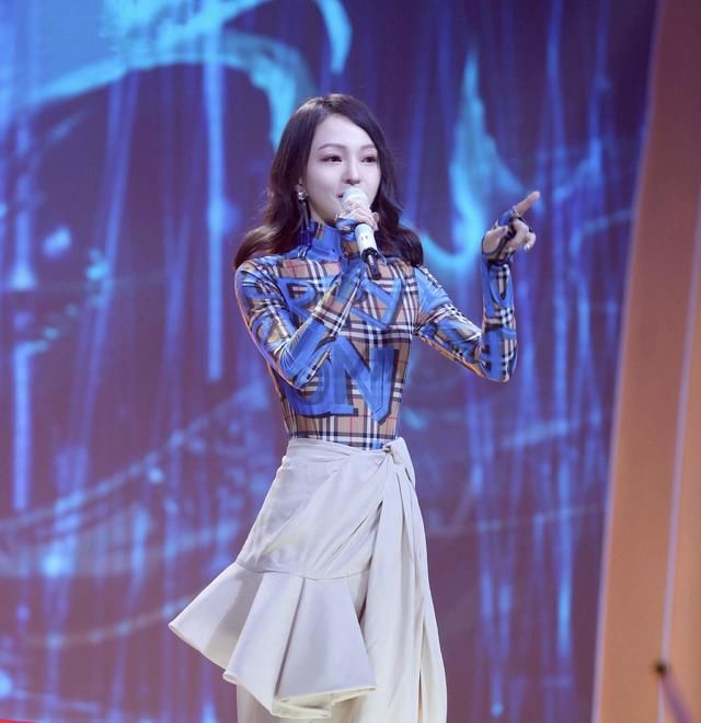 张韶涵和张雪迎撞衫，同穿Burberry连体衣，谁更深得你的欣赏？