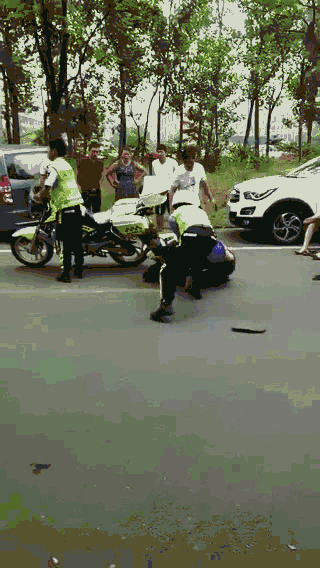 暴徒因邻里纠纷痛下杀手，什么人在借机鼓吹犯罪、造谣抹黑警察?