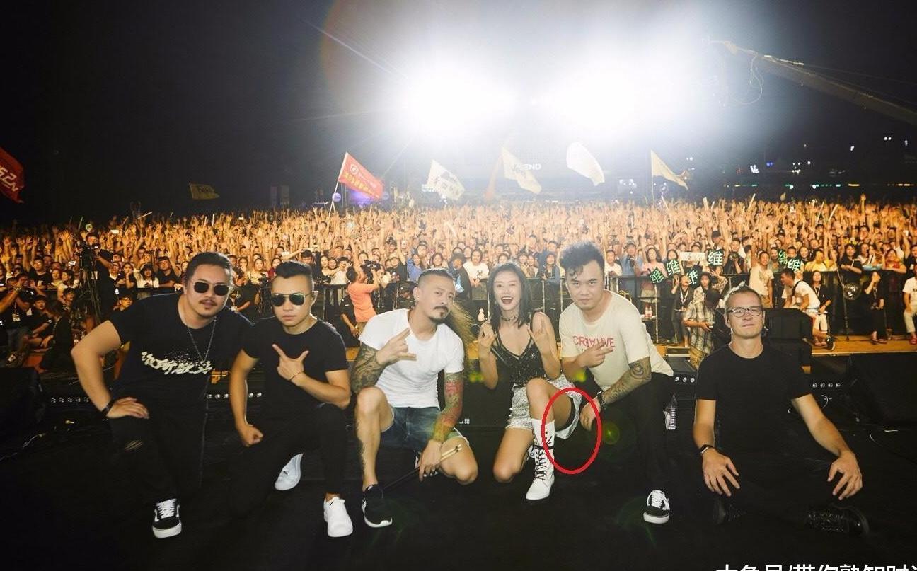 谭维维白色短裤是阔腿的, 两旁剪开小口子, 看上去更运动休闲