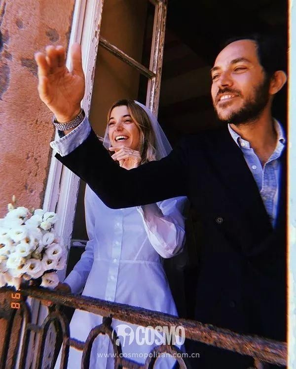 这位法国造型师穿衬衫结婚了，让我想起了赫本的头巾