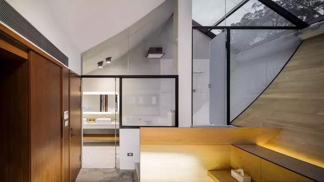 他买下30000小山头，造了一栋隐居的房子，远离城市，幽静清心