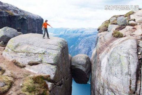 世界上最惊险的石头:悬于地面900多米