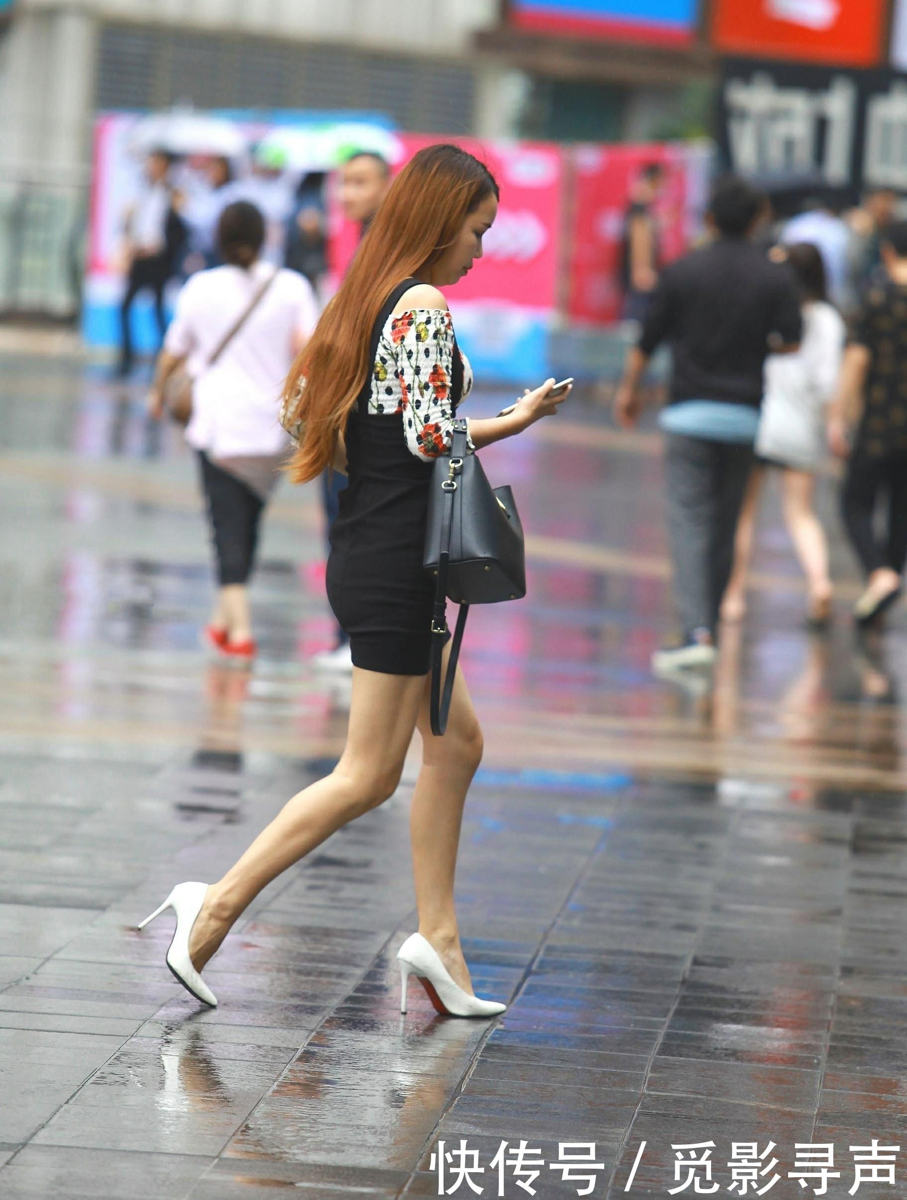 气质小姐姐一字肩抹胸搭配吊带包臀裙阳光活泼，举止优雅温柔甜美