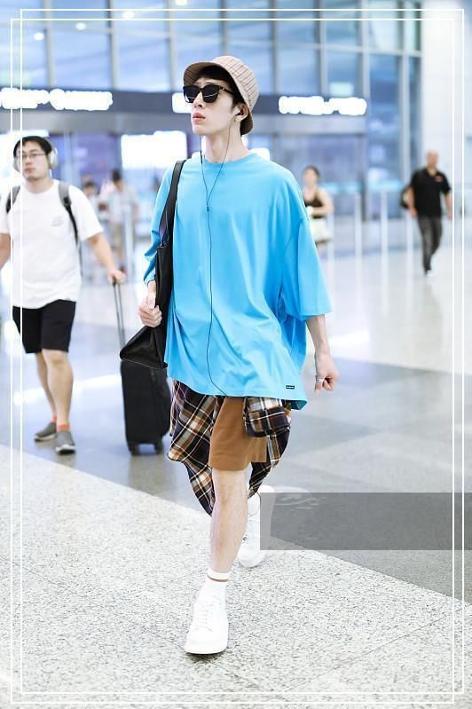 井柏然现身机场，大T配格裙时髦到飞起，可看到手上的戒指心碎了