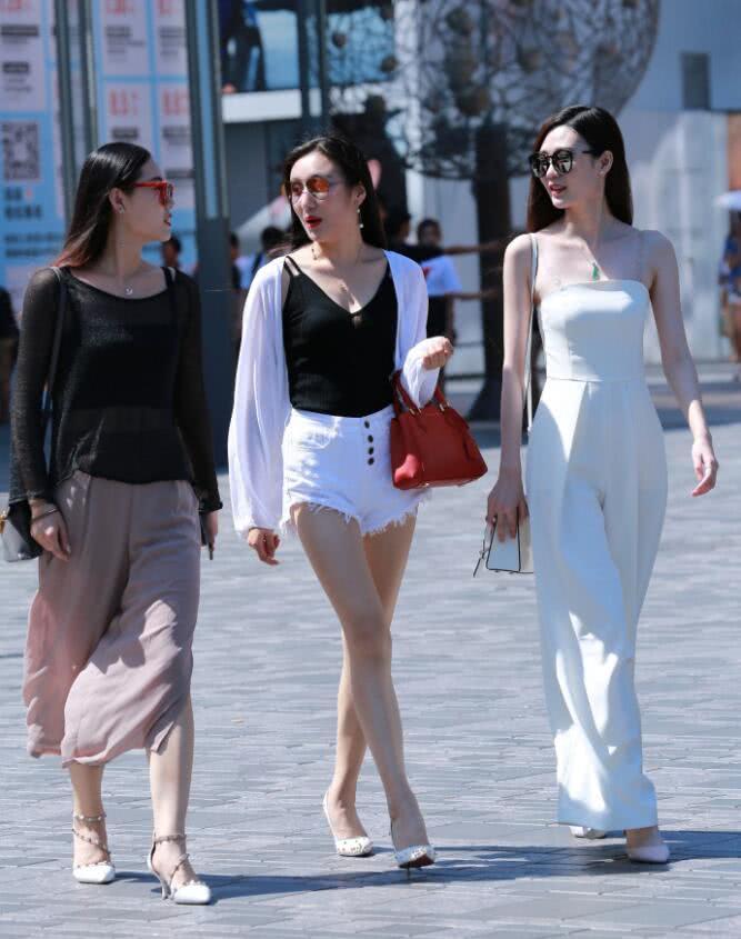 三个时尚小姐妹一起出街画面太美很养眼，你觉得哪一个最好看