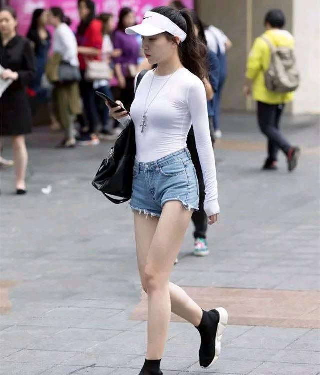 路人街拍：小姐姐是白色控和粉色控吧，吊带短裙无比清爽