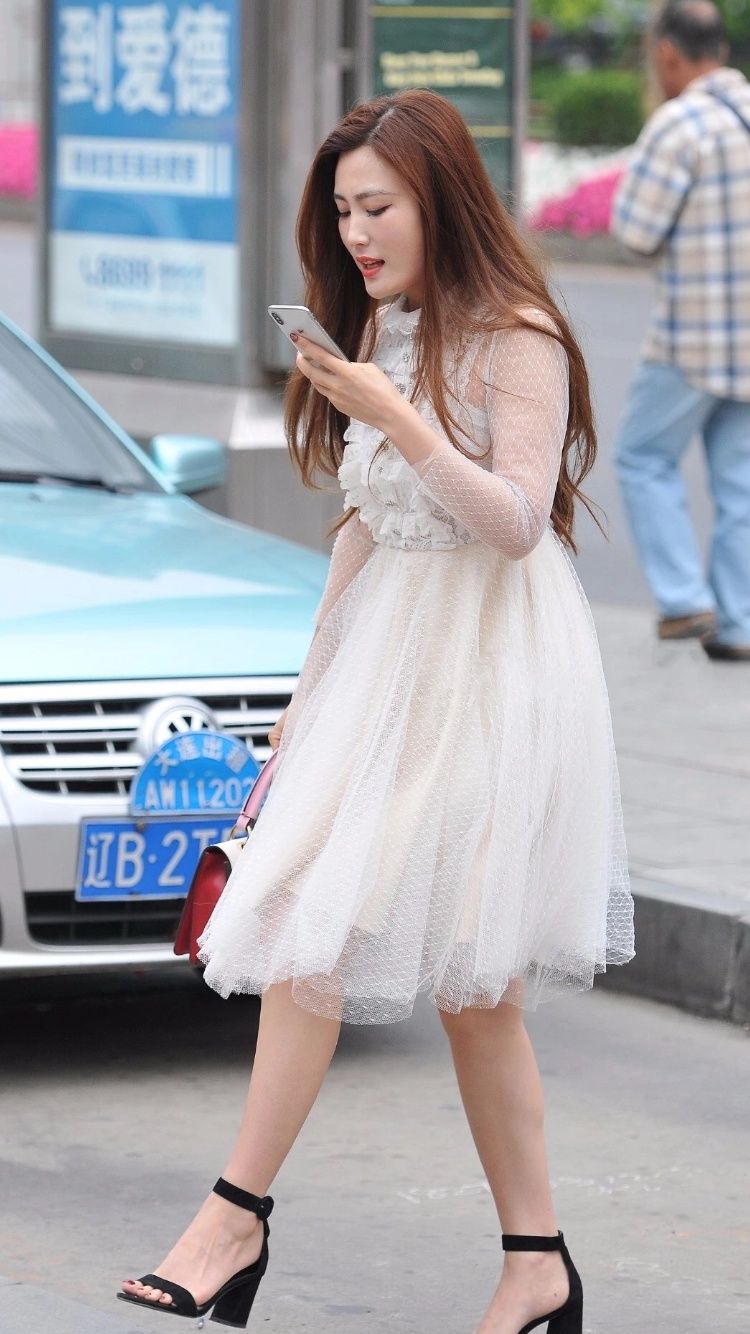 街拍丨穿白色蕾丝纱裙的小姐姐，肉肉的挺性感。