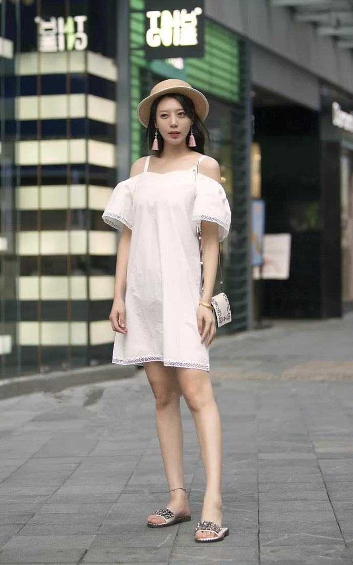 路人街拍：漂亮的小姐姐，一身吊带小短裙，绽放出优雅的魅力