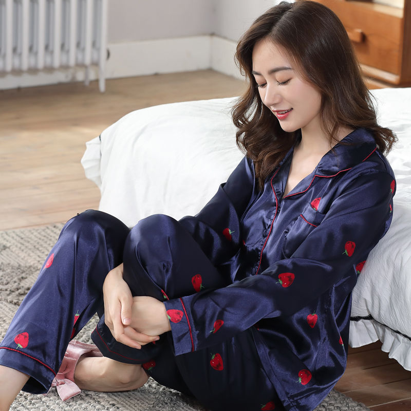 纯棉睡衣早应该扔了，瞧瞧现在流行的真丝睡衣，款款洋气又不贵