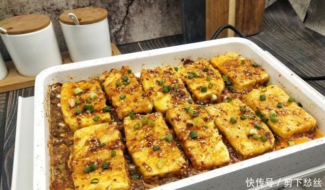  「玉米淀粉」朋友来吃饭，小圆做了盘豆腐菜，朋友赞不绝口，再打包一份带走
