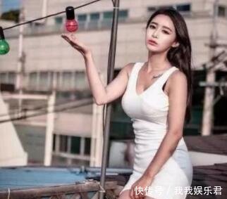 路人街拍时尚靓丽的打底裤美女，精致甜美，穿出女神范