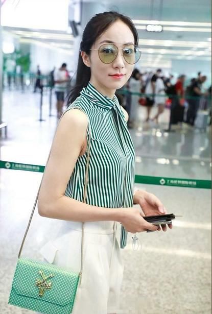 韩雪绿条纹白短裤清新自然，网友：胸前的一道缝是认真的吗？