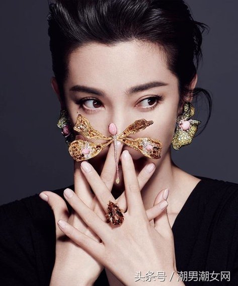 李冰冰大玩湿发诱惑，红唇妩媚，穿吊带上衣尽显玲珑曲线