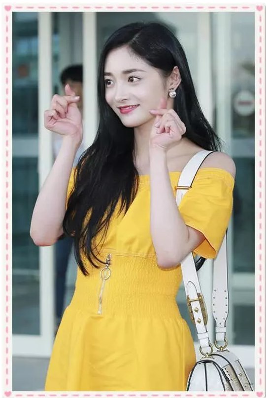 本以为穿一字肩的高圆圆够少女了，可看到周洁琼才知道什么是真嫩