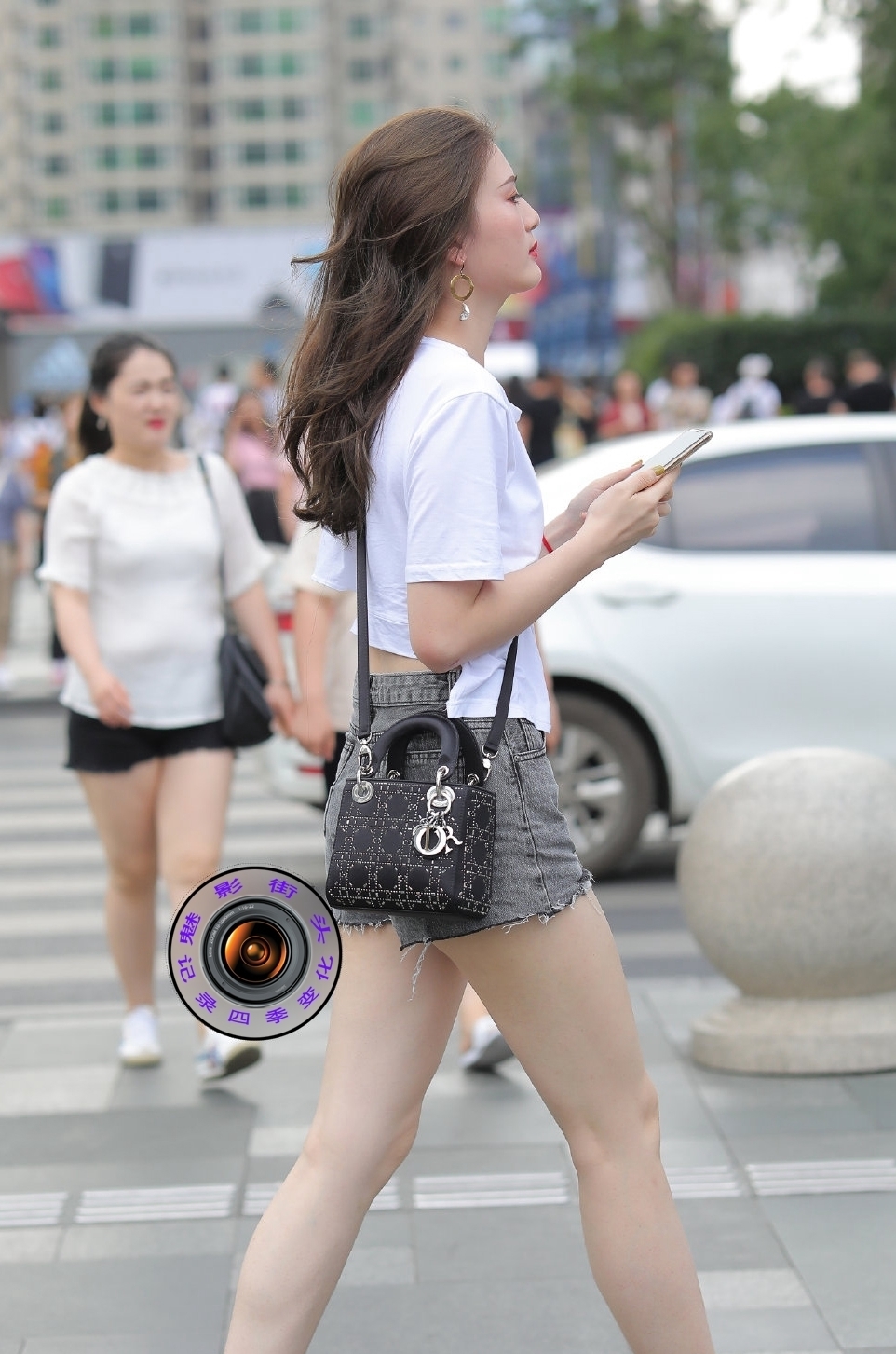  『美女』T恤加短裤搭配高跟凉拖鞋，简单大方的搭配也能穿出大长腿的效果