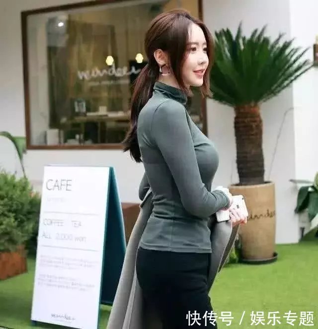 小姐姐散发一股淡淡的知性与唯美，紧身衣裹出性感身材