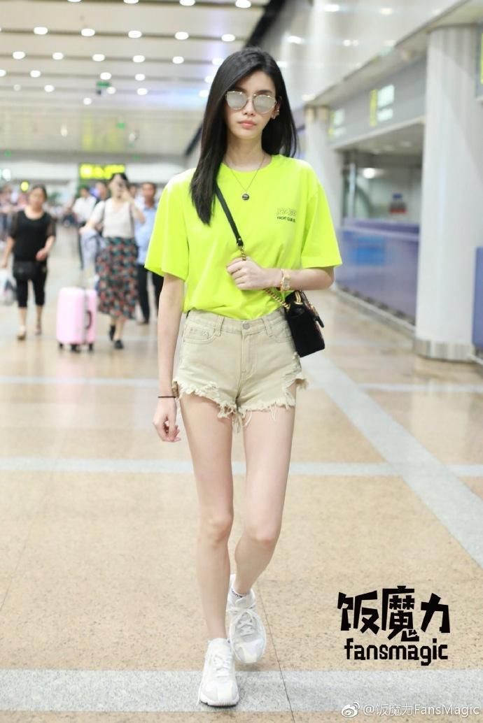 奚梦瑶的短裤这么紧，还要把裤口撕开，网友:真想把她腿上毛拔掉