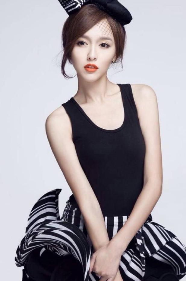 唐嫣又瘦了，穿超细的高跟鞋脚踩羽毛，网友：大长腿白如雪！