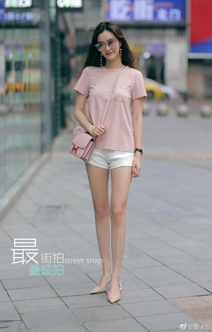 街拍:气质美女穿黑纱薄衫上街，朦胧秀出雪白肌肤，太吸引人!