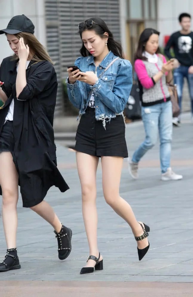 清纯小姐妹短裤穿搭尽显迷人大长腿,白皙的肌肤带着诱人的味道